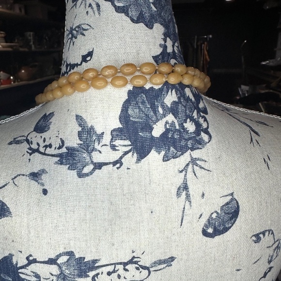 Vintage 21-Inch Tan Beaded Necklace – Classic Layered Retro Look - Picture 2 of 2